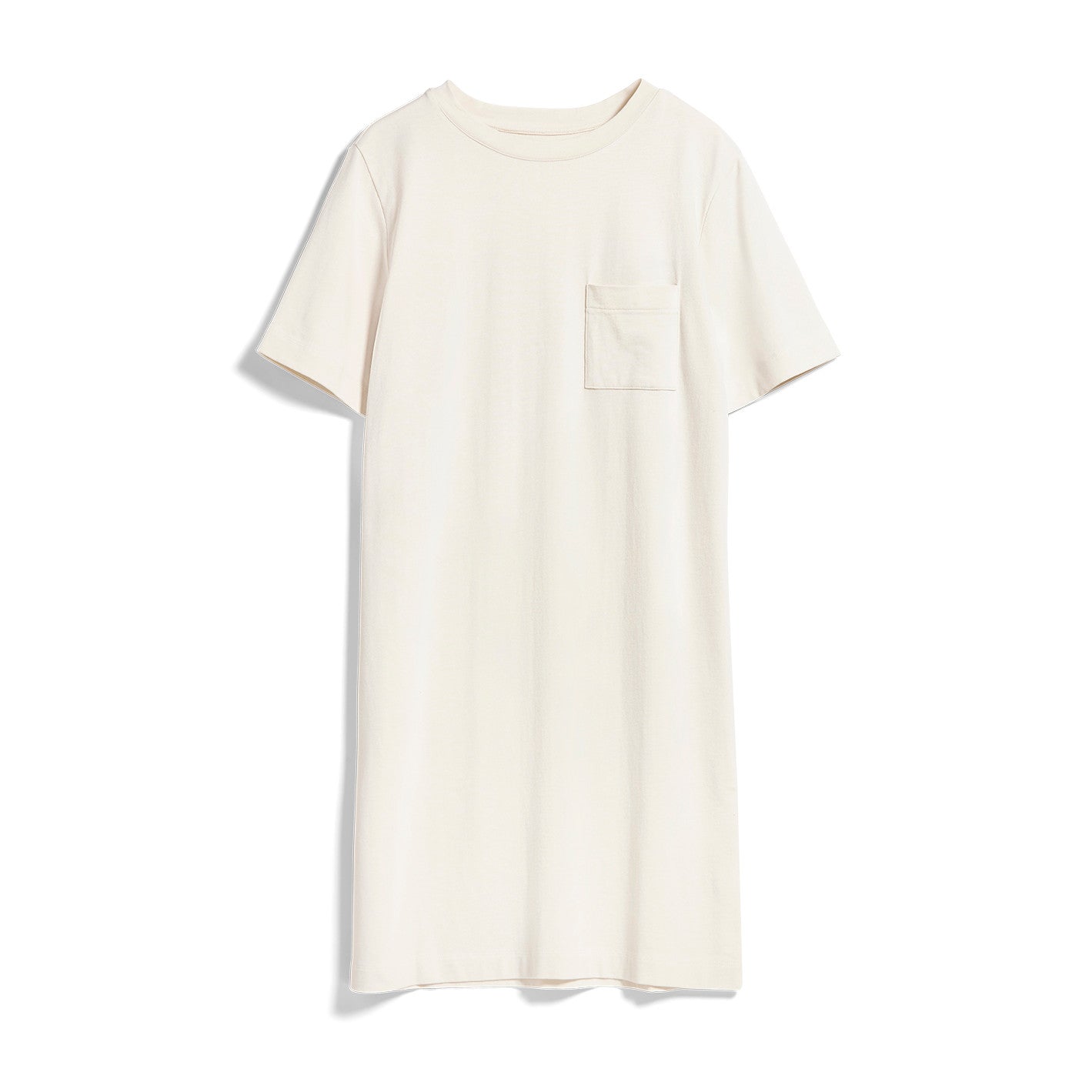 Beiges T-Shirt-Kleid mit kurzen Ärmeln und Brusttasche, auf weißem Hintergrund fotografiert.