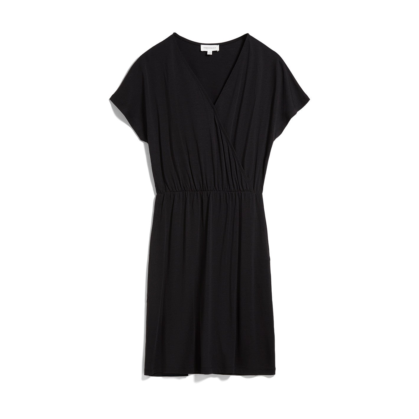 Schwarzes, ärmelloses Kleid mit V-Ausschnitt und geraffter Taille auf weißem Hintergrund.