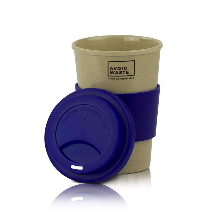 Becher mit blauer Hülle und Deckel, beschriftet mit "Avoid Waste 100% compostable".
