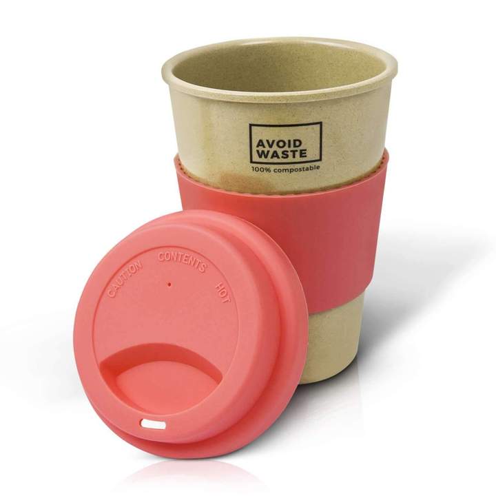 Wiederverwendbarer, kompostierbarer Becher mit rotem Griff und abnehmbaren Deckel, beschriftet mit „Avoid Waste“.