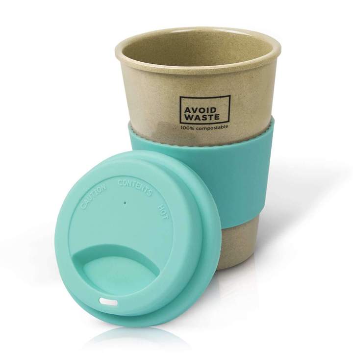 Kompostierbarer Becher mit türkisfarbenem Silikonband und Deckel, Aufdruck "AVOID WASTE 100% compostable".