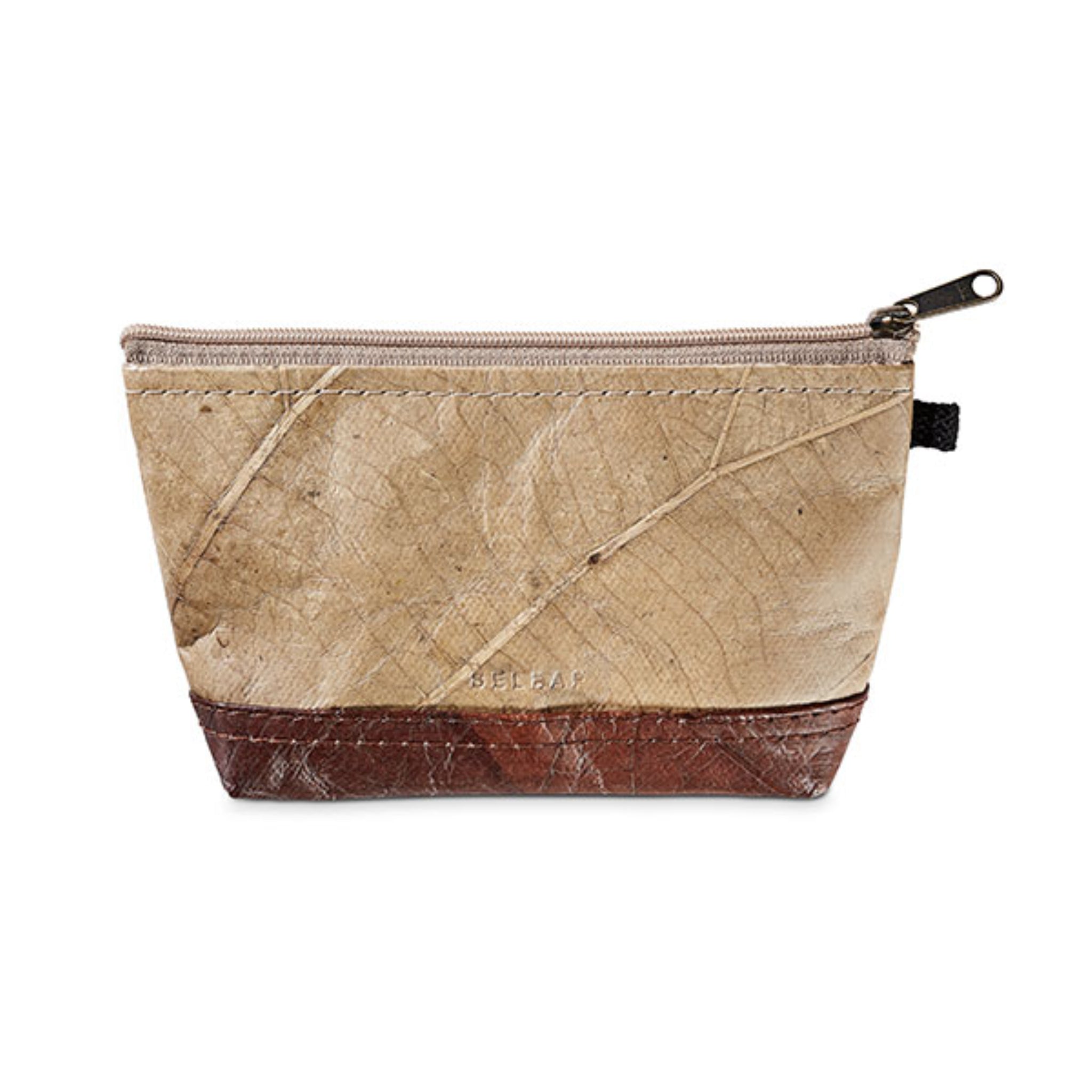 Braune Tasche mit Reißverschluss und geprägtem Blattmuster, untere Kante in dunklerem Braun gehalten.