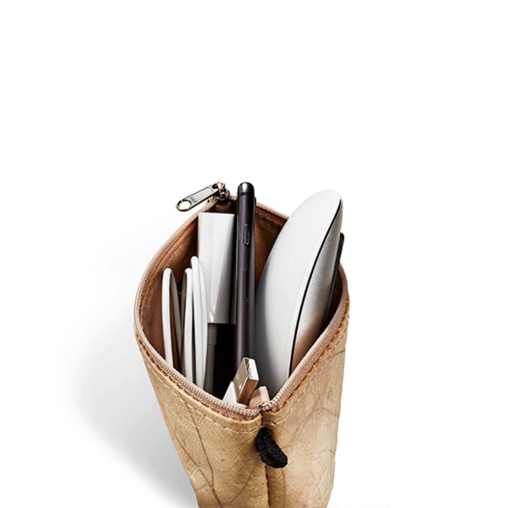 Beigefarbenes Etui mit einer Computermaus, einem Stift und Kabeln, die herausragen.