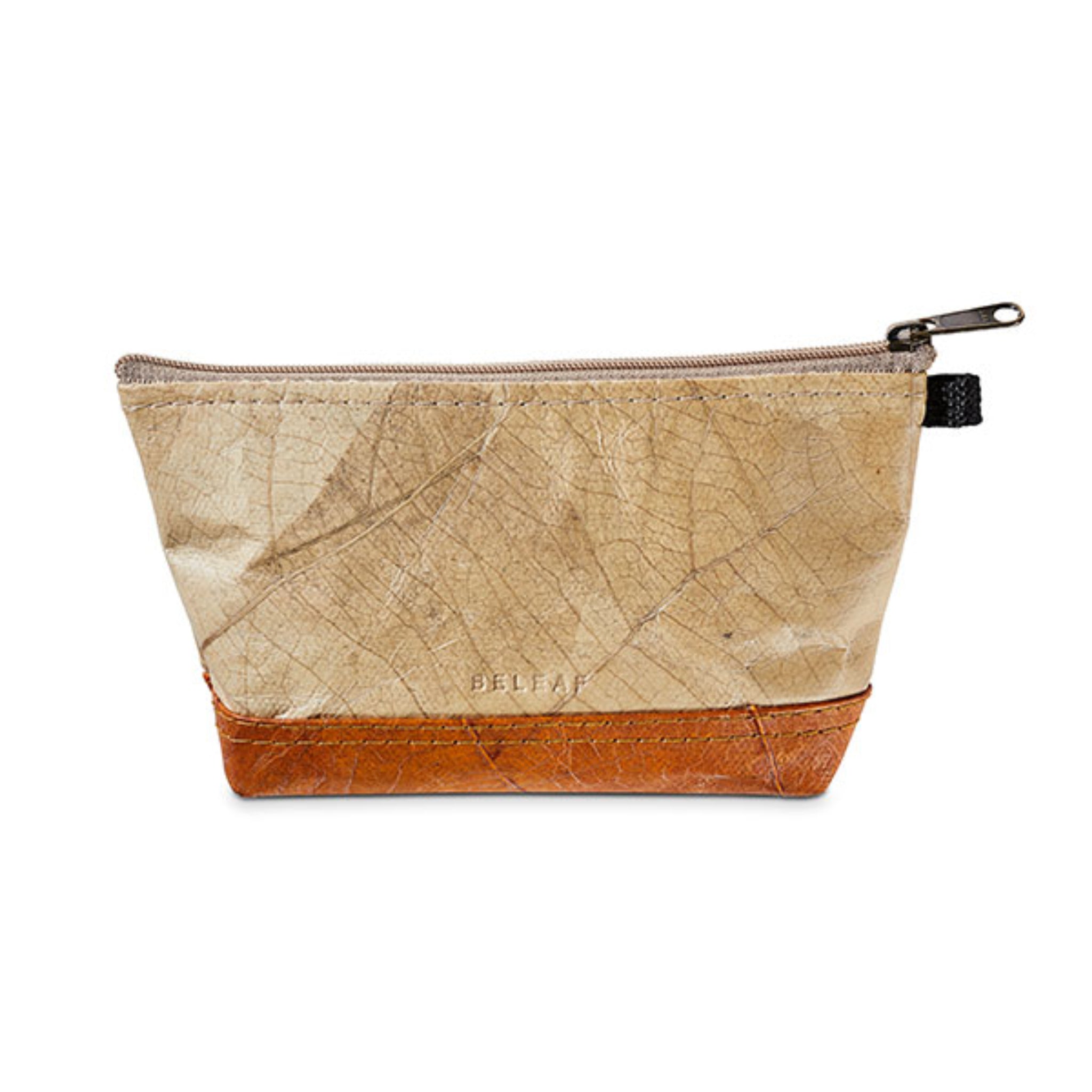 Kosmetiktasche mit Reißverschluss, hergestellt aus einem Material mit Blattstruktur und braunem Boden.