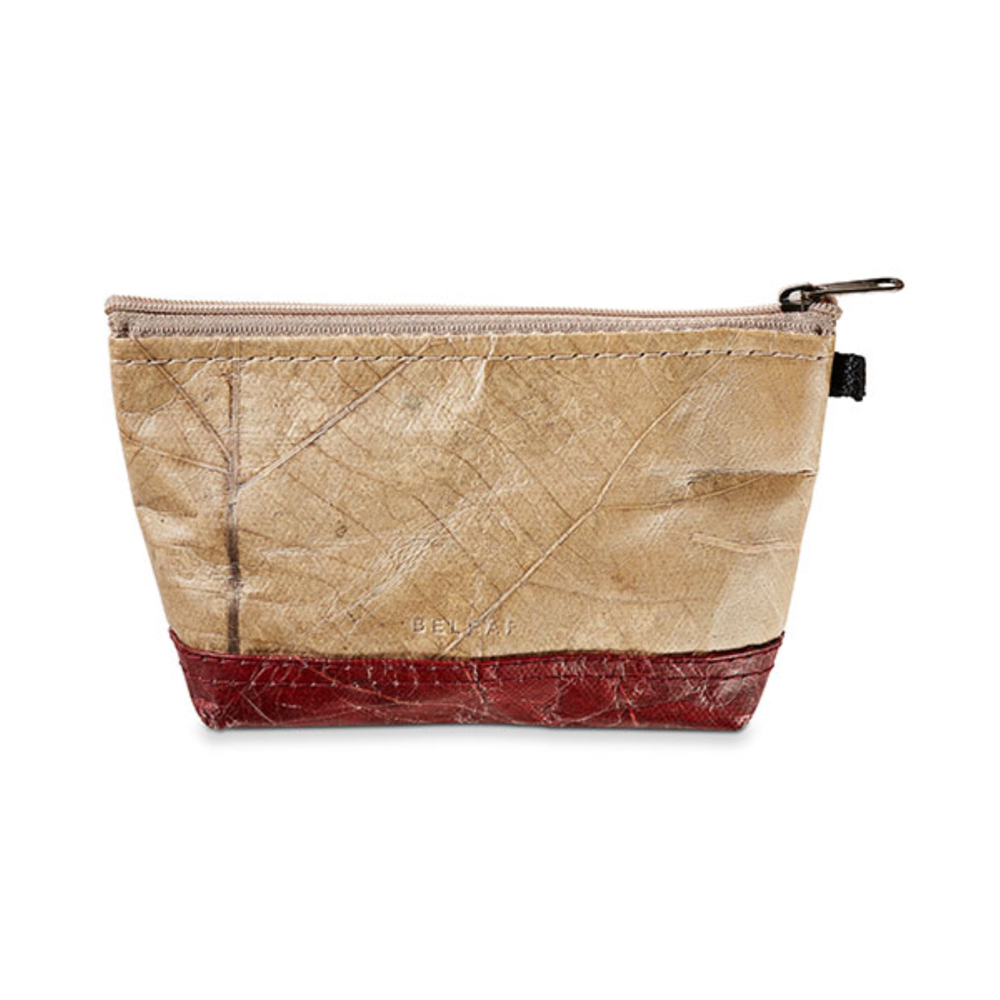 Kleine Tasche aus beigem und rotem Material mit Reißverschluss, hat eine organische, blattähnliche Textur.