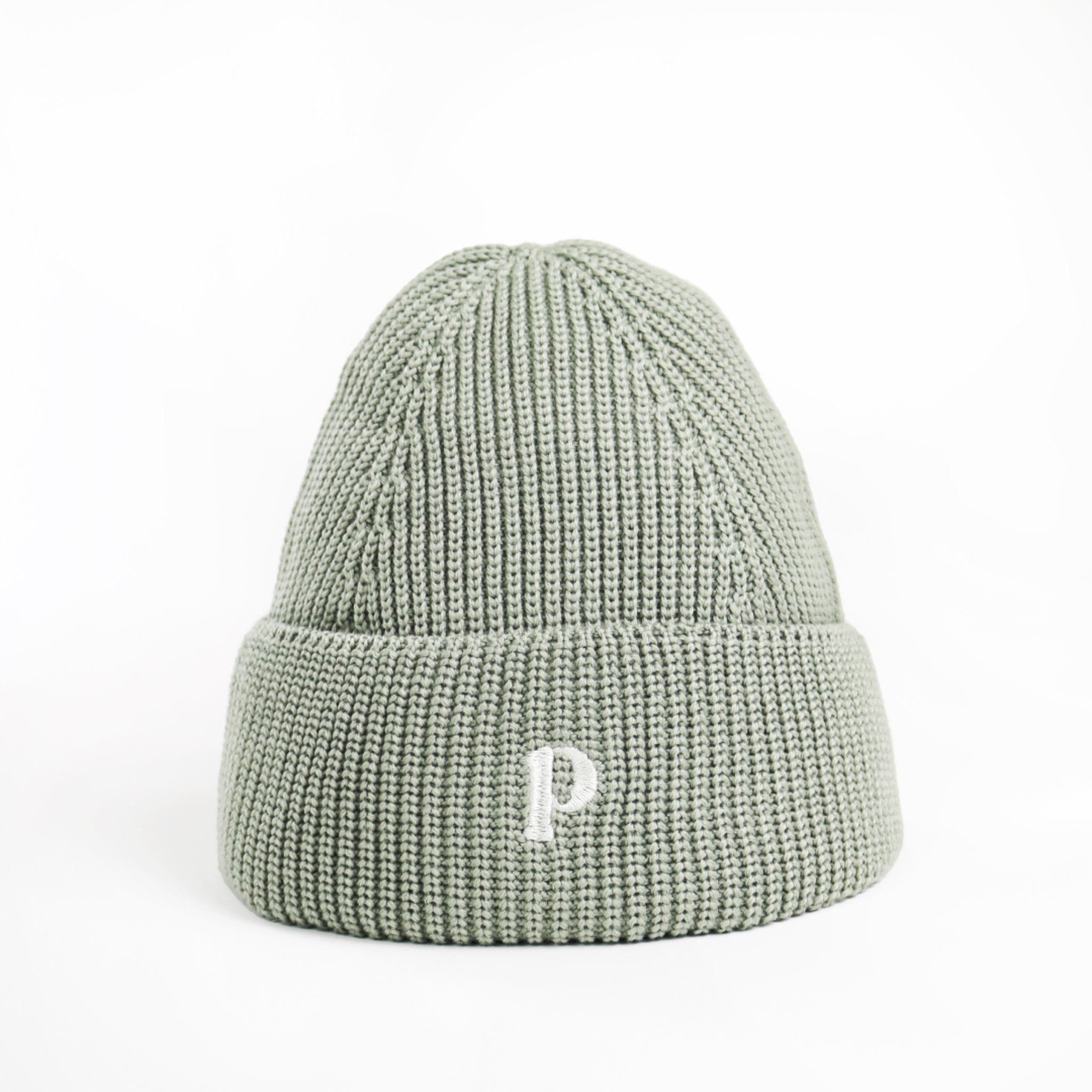 Grau gestrickte Mütze mit einem weißen "P" auf der Vorderseite, auf einem weißen Hintergrund.