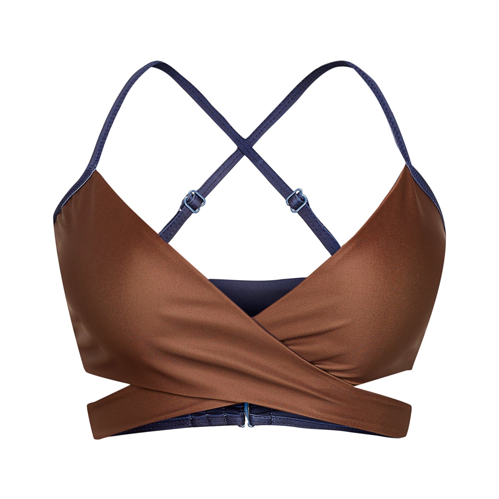 Brauner Bikini-Oberteil mit überkreuzten Trägern und sportlichem Design, vor weißem Hintergrund dargestellt.