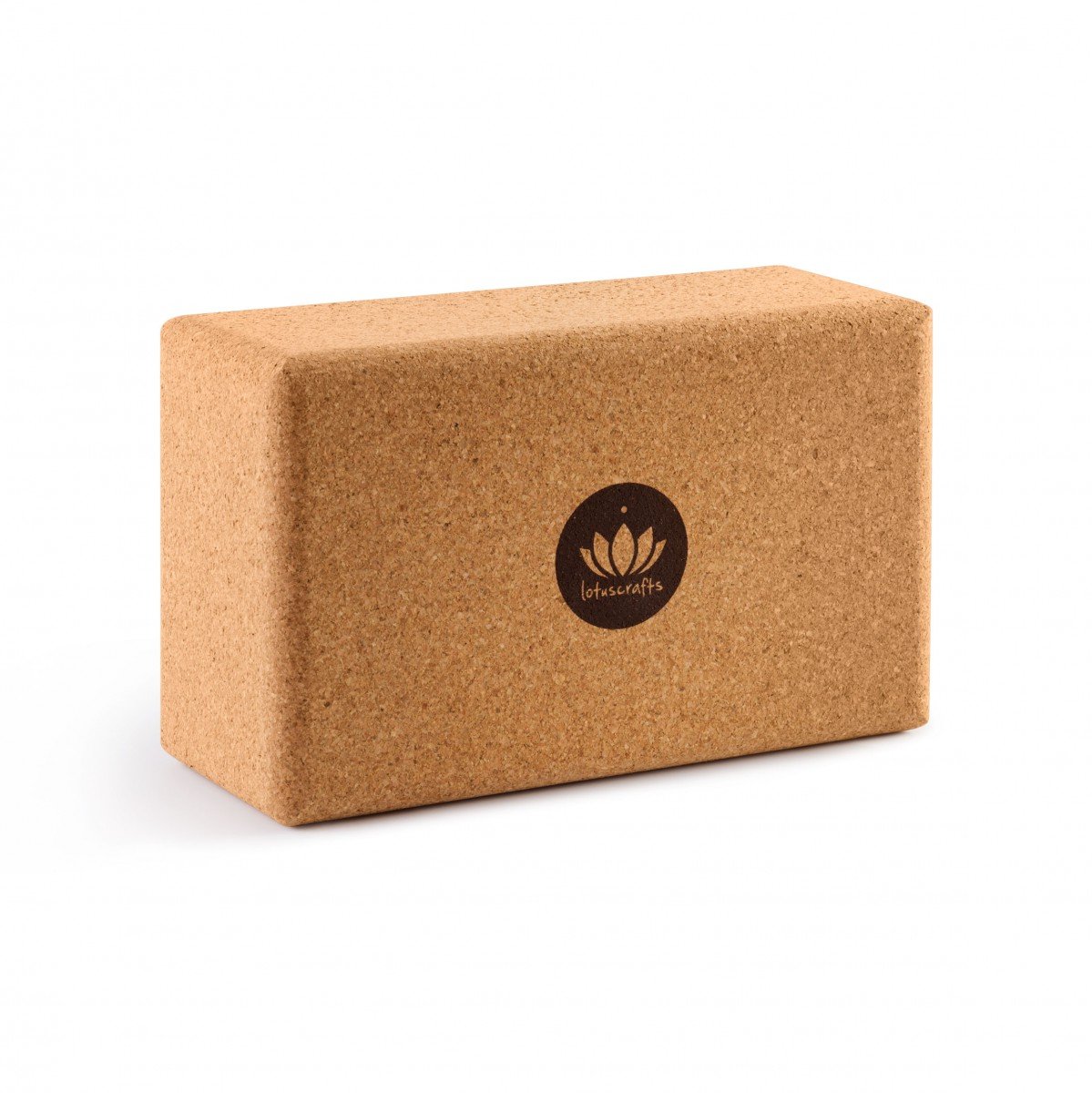 Brauner Kork-Yoga-Block mit einem eingeprägten Lotus-Logo in der Mitte auf weißem Hintergrund.