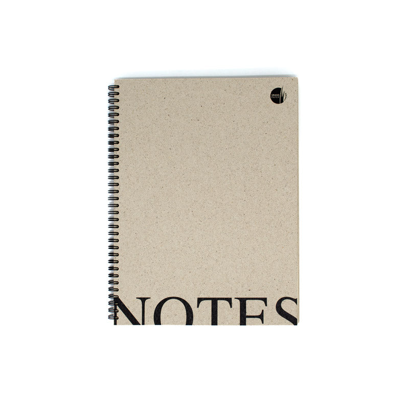 Notizbuch mit braunem Einband und Spiralbindung, darauf steht in großen schwarzen Buchstaben "NOTES".
