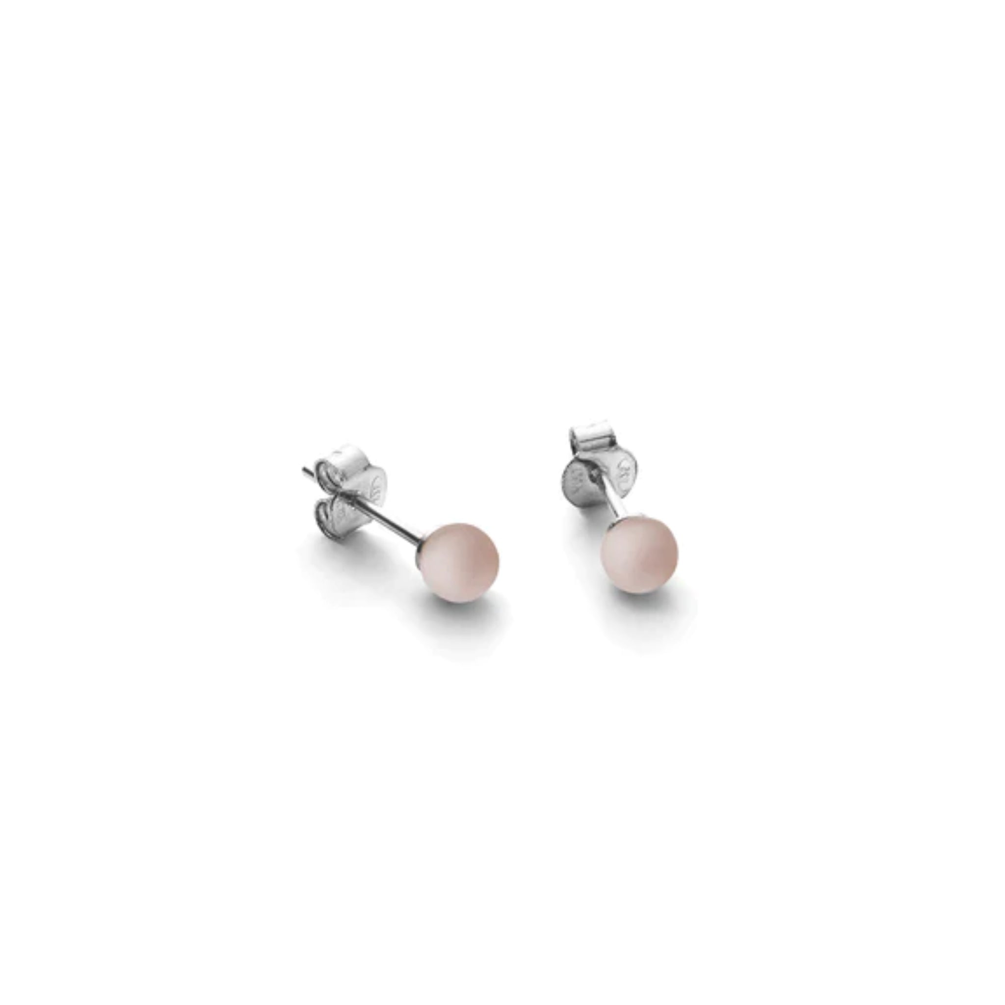 Silberne Ohrstecker mit rosa Kugeln vor weißem Hintergrund.