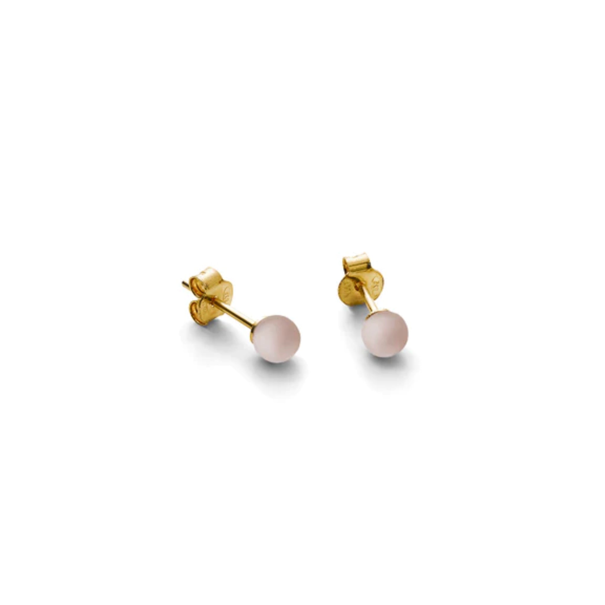 Goldene Ohrstecker mit rosa Perlen auf weißem Hintergrund.