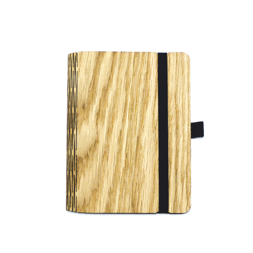 Holznotizbuch mit schwarzem Gummibandverschluss und Halterung, auf weißem Hintergrund dargestellt.