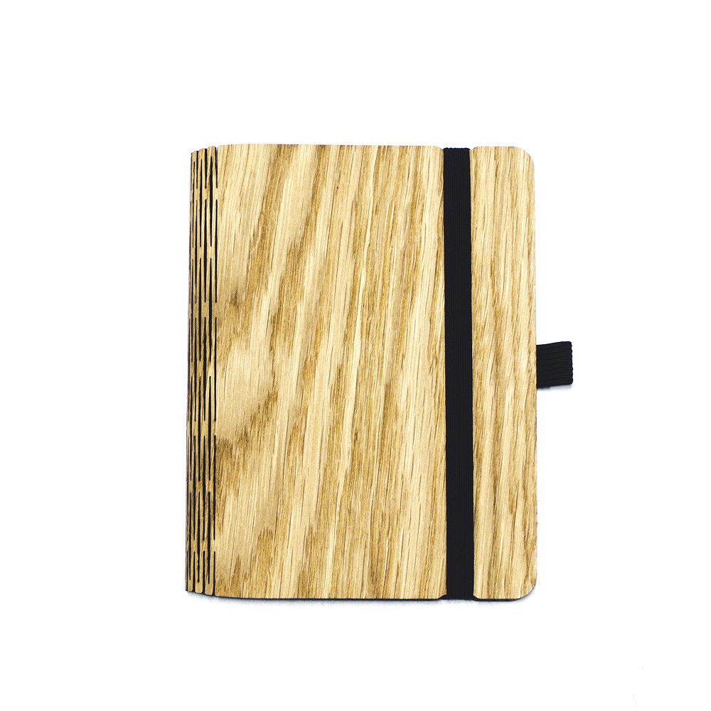 Holznotizbuch mit schwarzem Gummiband auf weißem Hintergrund.