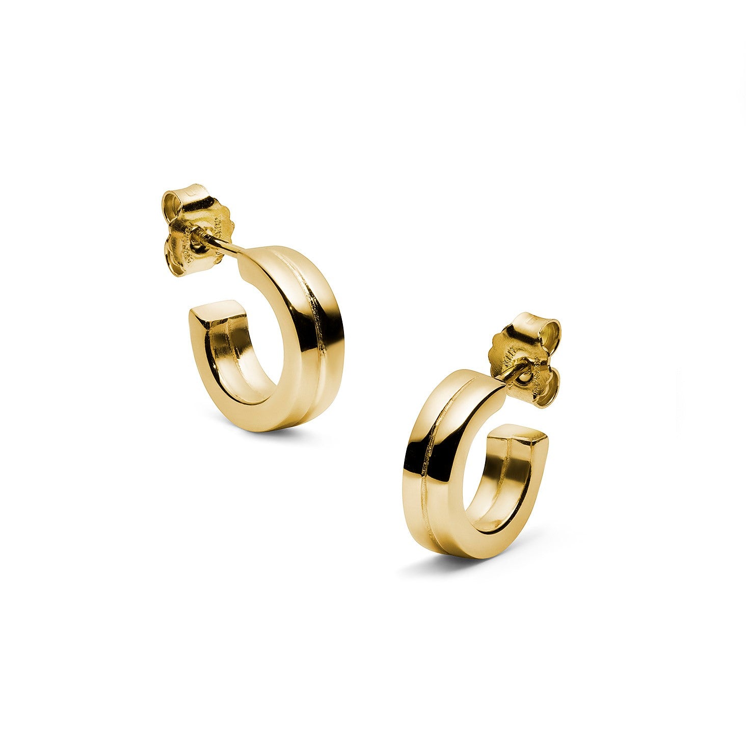 Zwei goldene Creolen-Ohrringe mit glatter Oberfläche und Steckverschlüssen vor weißem Hintergrund.