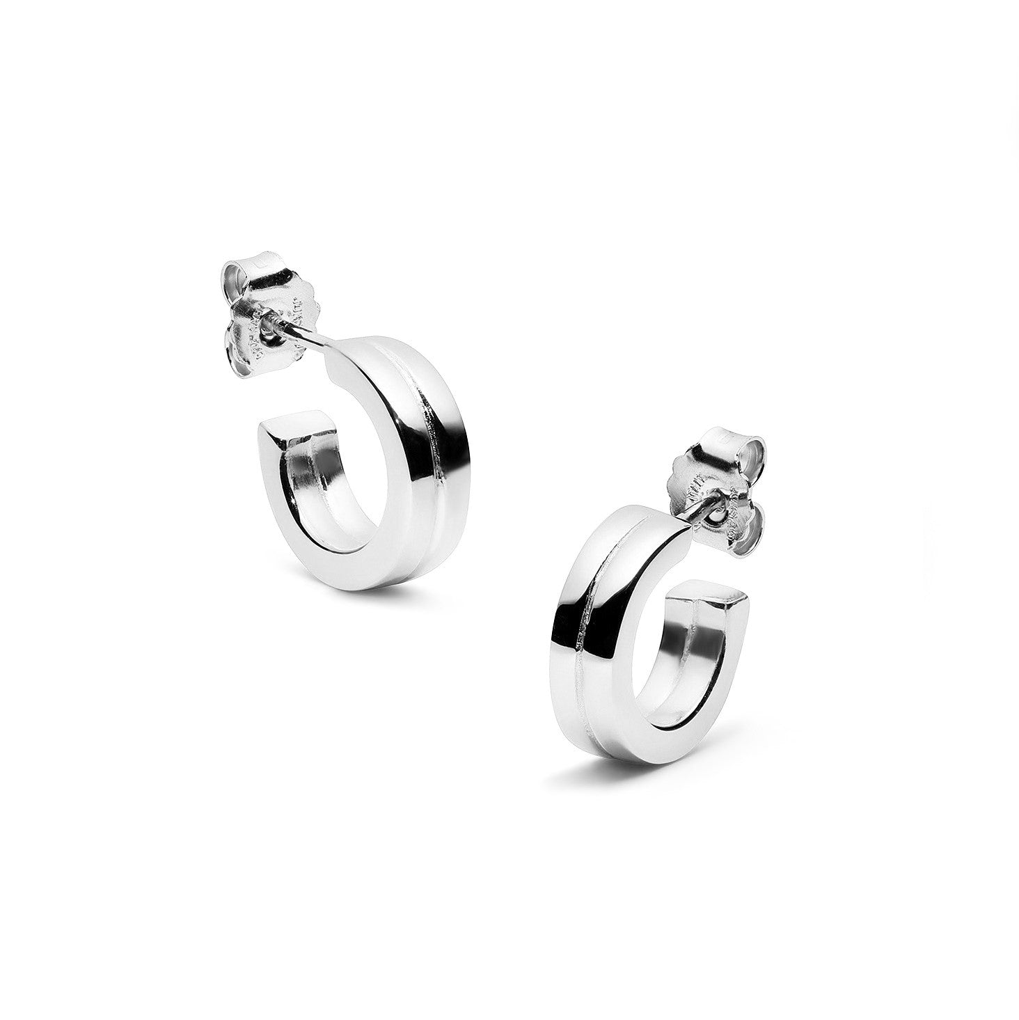 Zwei silberne, glänzende Ohrstecker in offener Kreisform, auf weißem Hintergrund präsentiert.