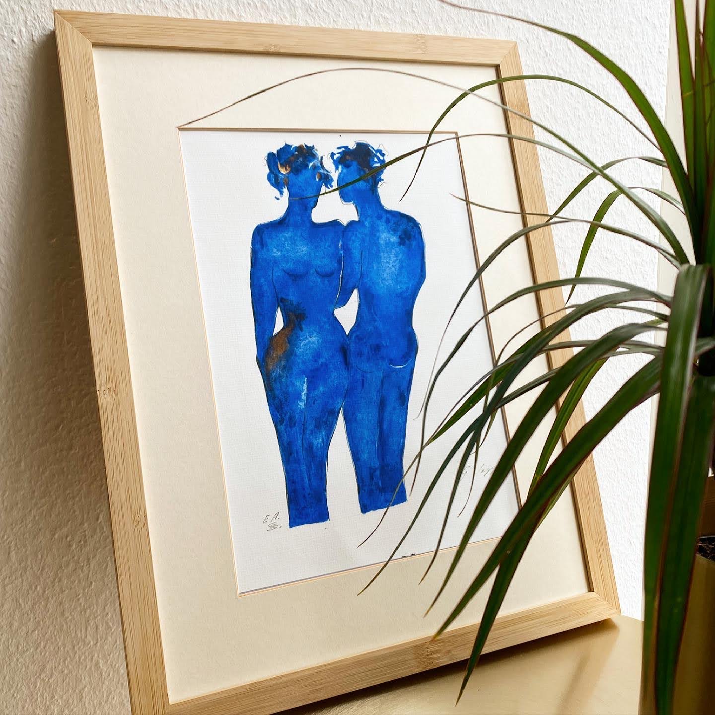 Gerahmtes Gemälde von zwei blauen, abstrakten Personen, neben einer Pflanze auf einem Regal.