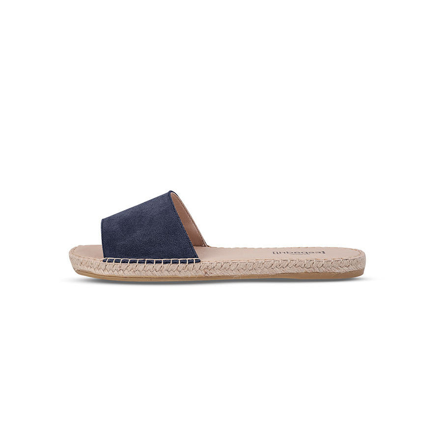 Dunkelblaue Espadrilles-Sandale mit flachem Design und geflochtener Sohle, seitliches Profil auf weißem Hintergrund.