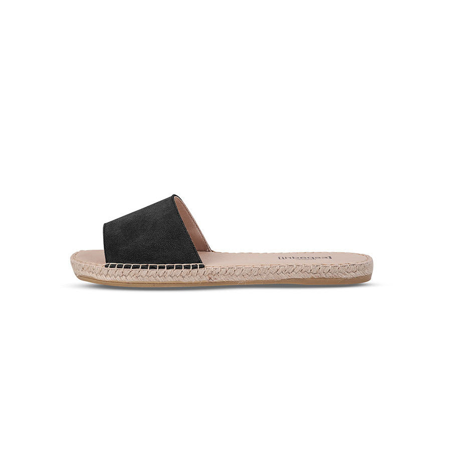 Schwarzer Espadrille-Slipper mit geflochtener Sohle und einem offenem Zehenbereich auf weißem Hintergrund.