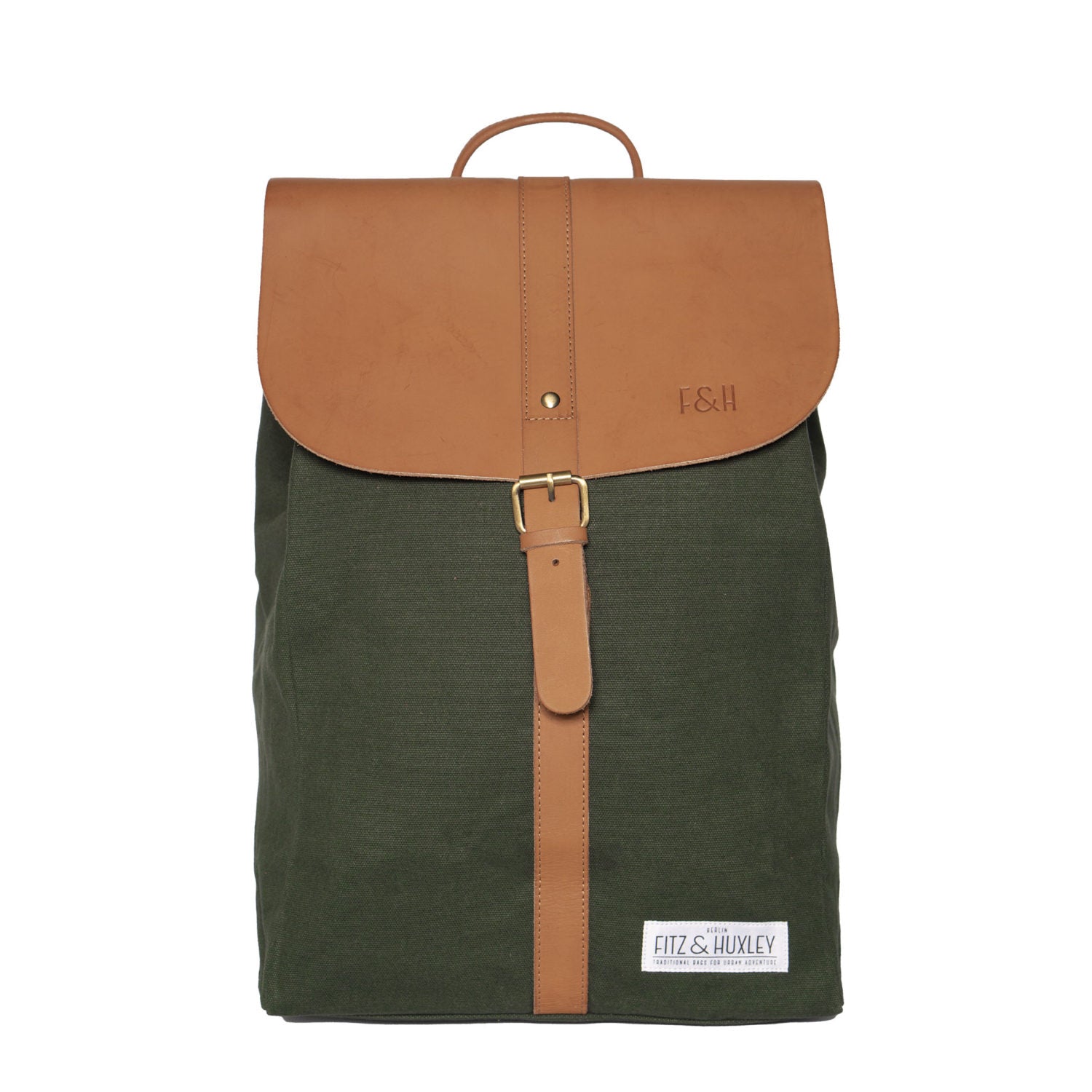 Grüner Rucksack mit braunem Lederverschluss und Griff, Aufschrift "F&H" und "Fitz & Huxley" auf weißem Etikett.