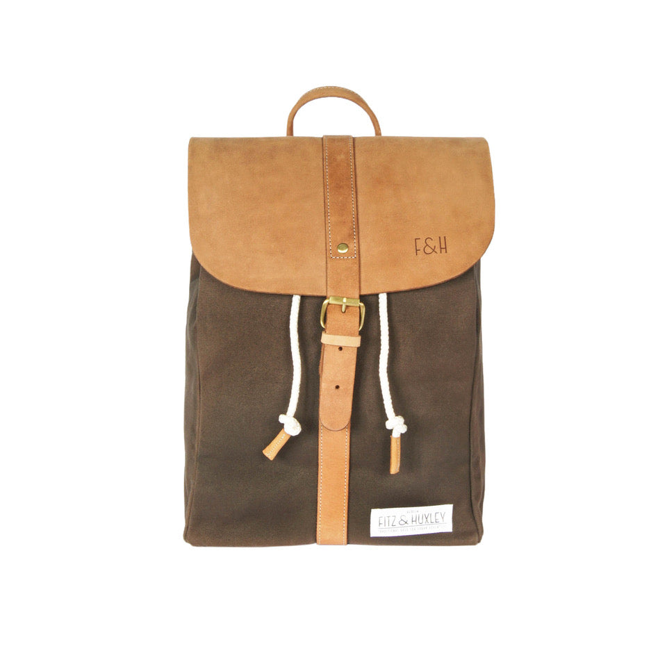 Brauner und grüner Rucksack mit Lederriemen und Kordelzug, beschriftet mit "F&H" und "Fitz & Huxley".