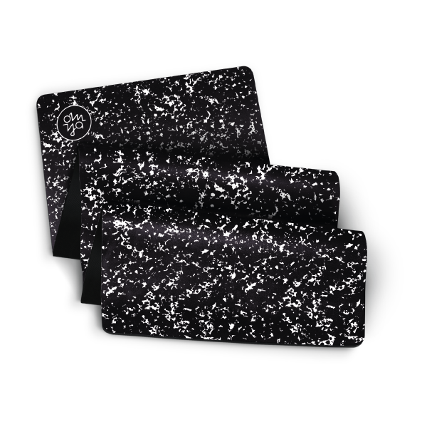 Schwarze, gefleckte Brottasche in drei Größen mit einem kleinen runden Logo in der Ecke.