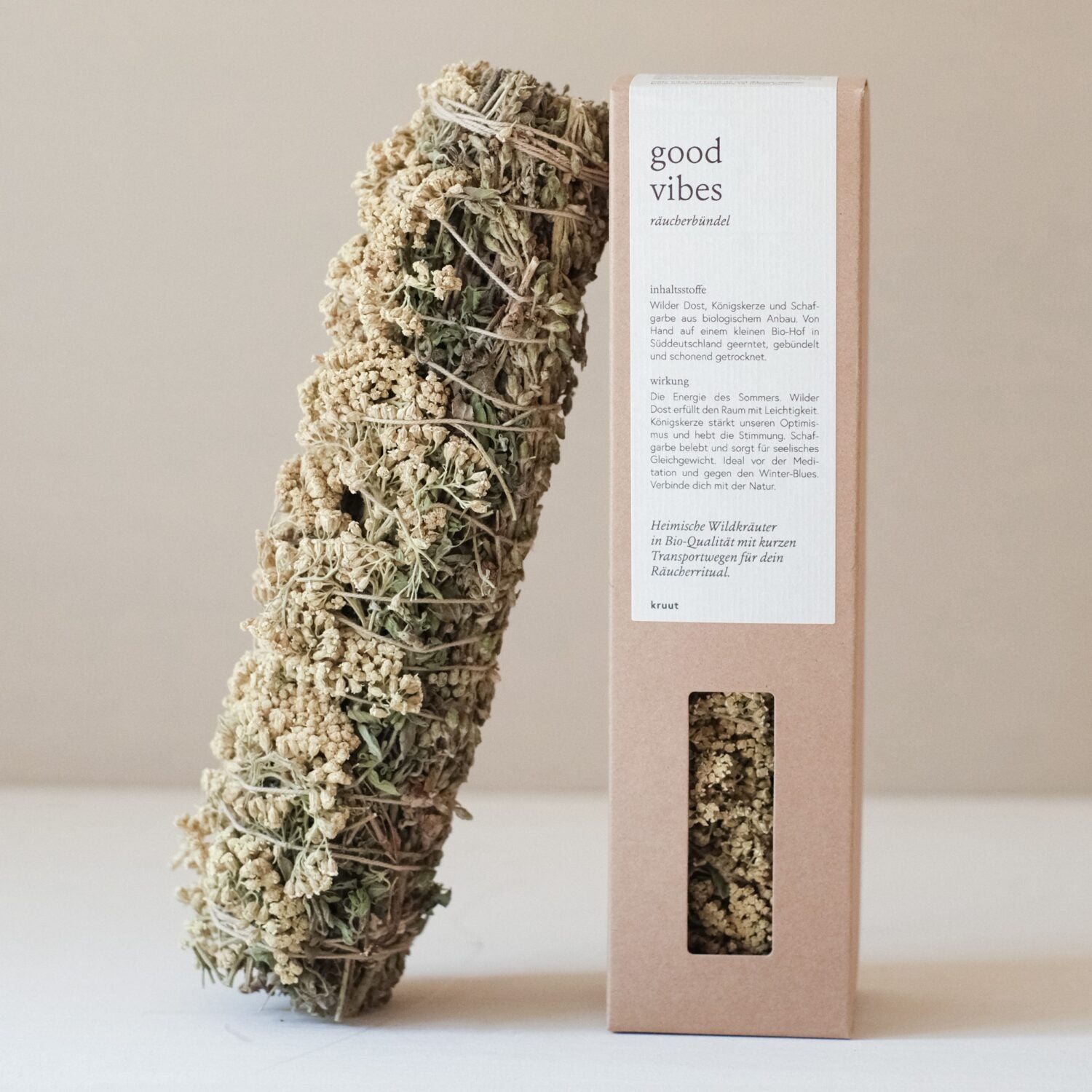 Ein Räucherbündel aus getrockneten Kräutern mit einer Verpackung, auf der "good vibes" steht.