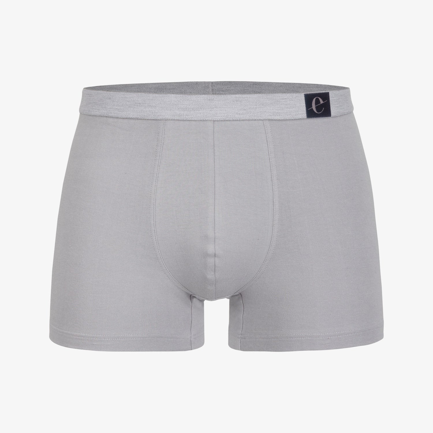 Graue Boxershorts aus Stoff mit einem kleinen schwarzen Etikett am Bund.