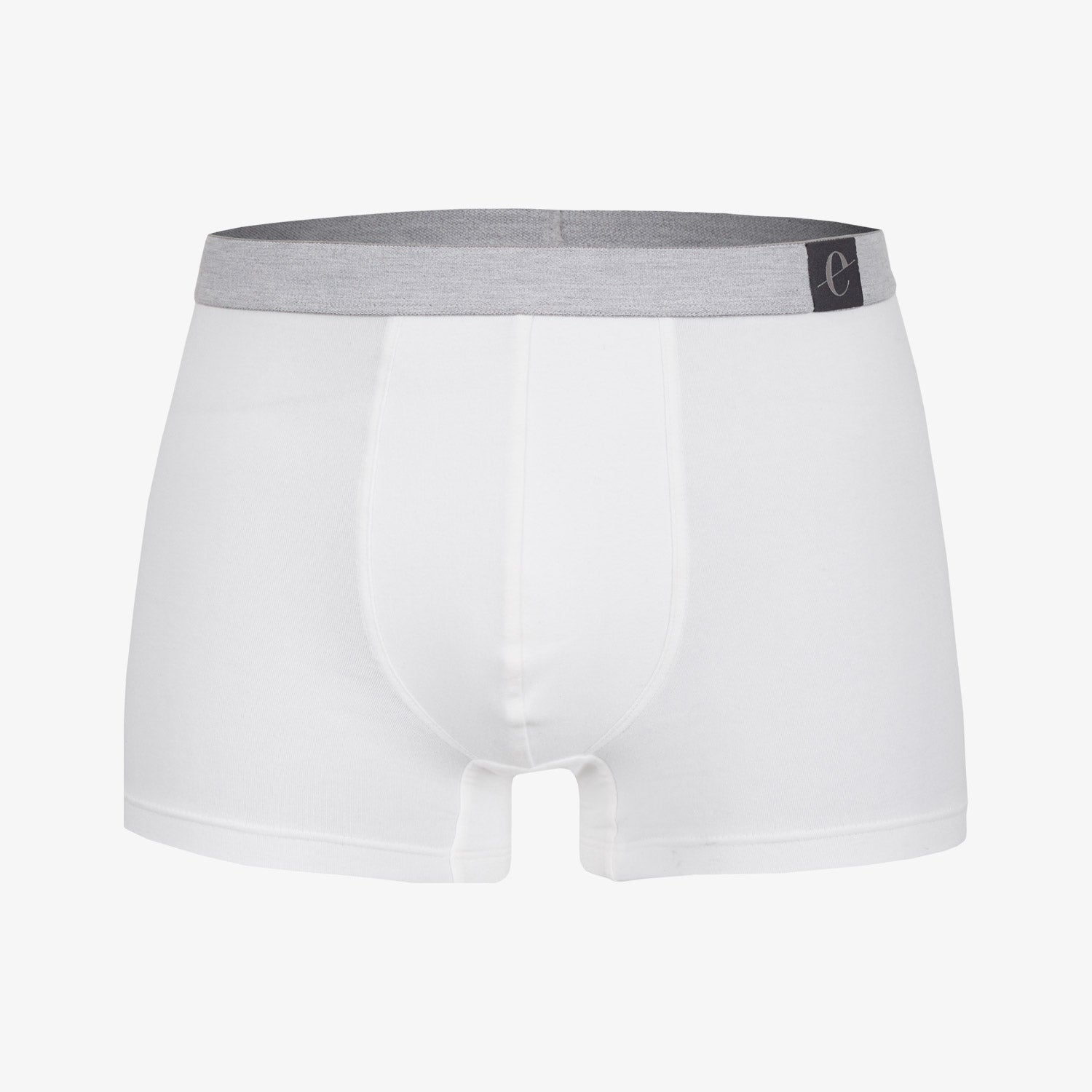 Weiße Boxershorts mit grauem Bund vor weißem Hintergrund.