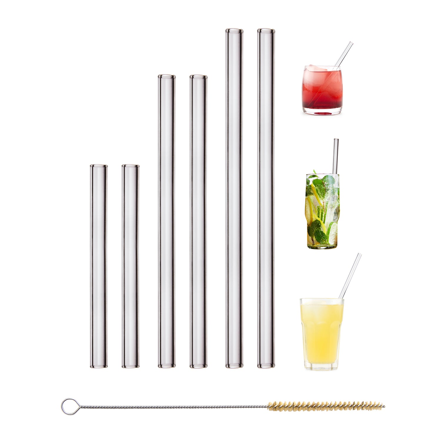 Set aus fünf Glasstrohhalmen, drei Getränken und einer Reinigungsbürste auf weißem Hintergrund.