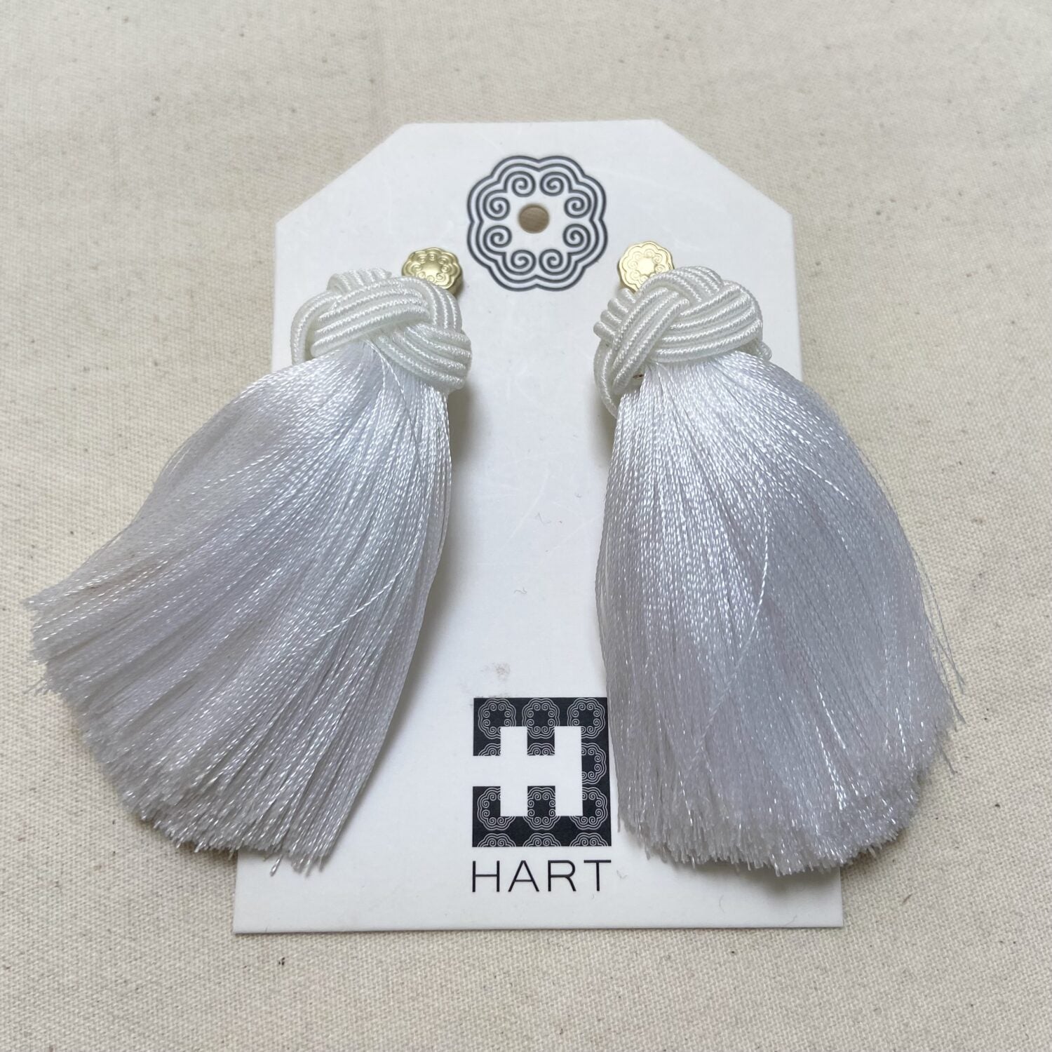 Hart Hagerty Ohrringe "Topknot Tassel" in weiß - Dritte Wahl