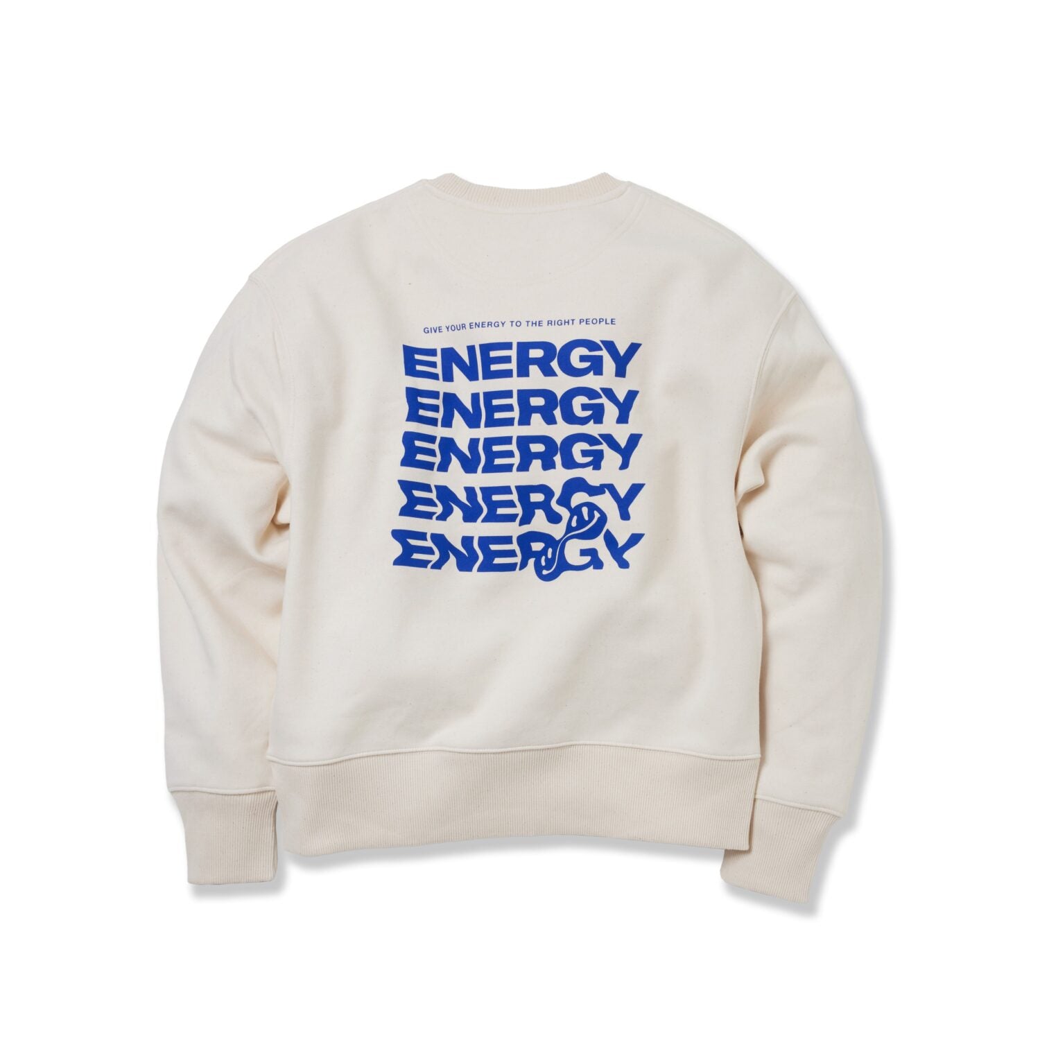 Beige Pullover mit blauen Grafiken und dem Wort "ENERGY" wiederholt auf der Rückseite bedruckt.