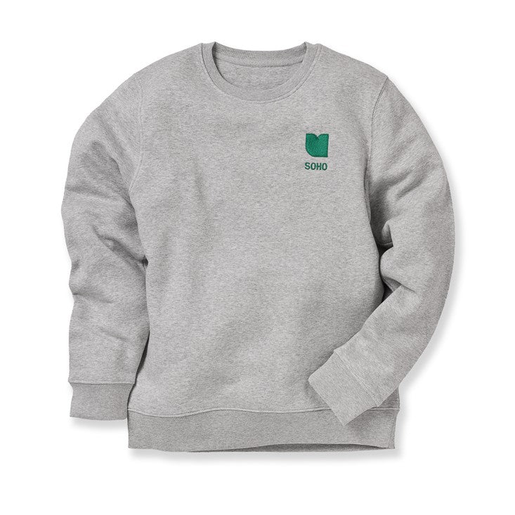 Grauer Sweatshirt mit grünem Logo und dem Text "SOHO" auf der linken Brust.