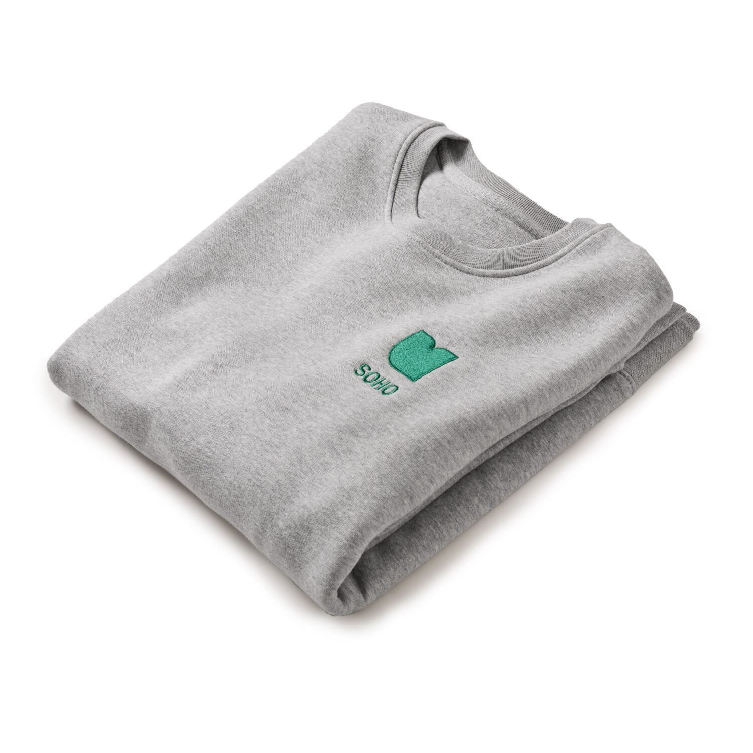 Gefalteter grauer Pullover mit "SOHO" und grünem Logo auf der Brust, auf weißem Hintergrund.