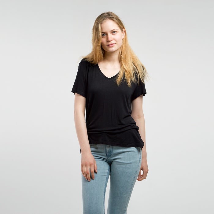 Honest Basics Boxy V-Neck T-Shirt Lyocell - Black