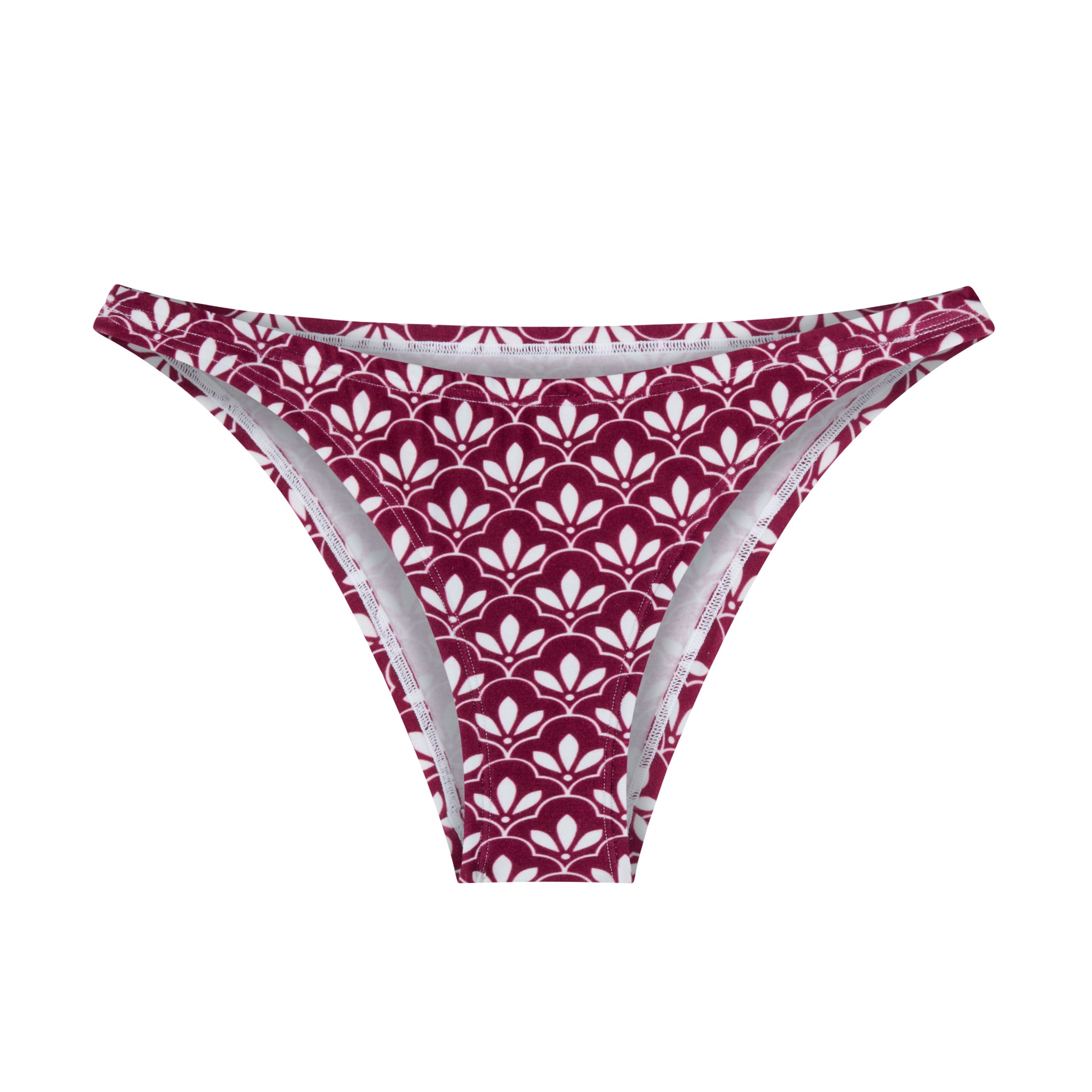 Rote Bikinihose mit weißem Blumenmuster auf weißem Hintergrund.