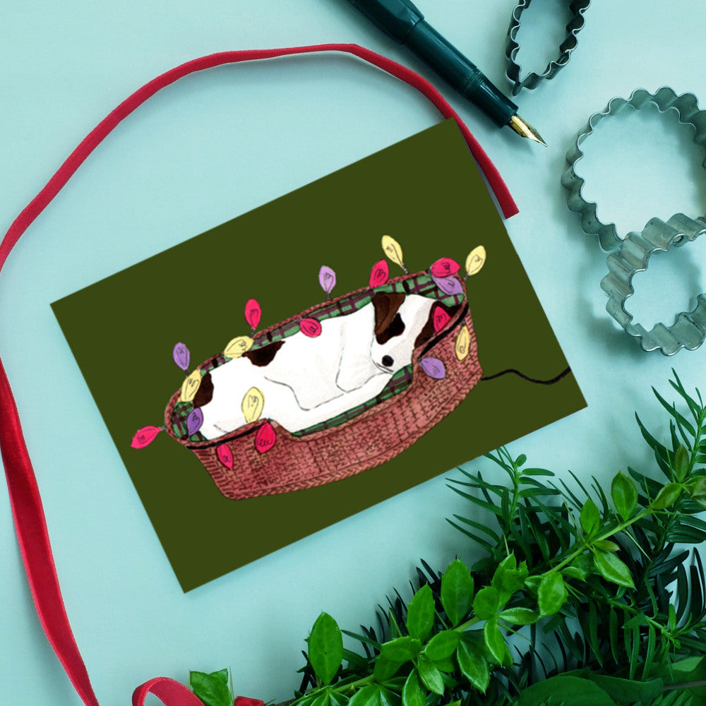 Zeichnung eines Hundes, der in einem Korb liegt, umgeben von bunten Lichtern, mit Weihnachtsaccessoires.