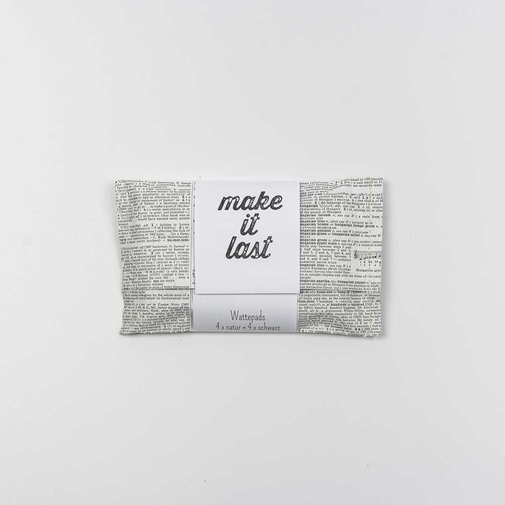 Paket mit Wattepads, beschriftet mit "make it last", in Zeitungspapier verpackt.