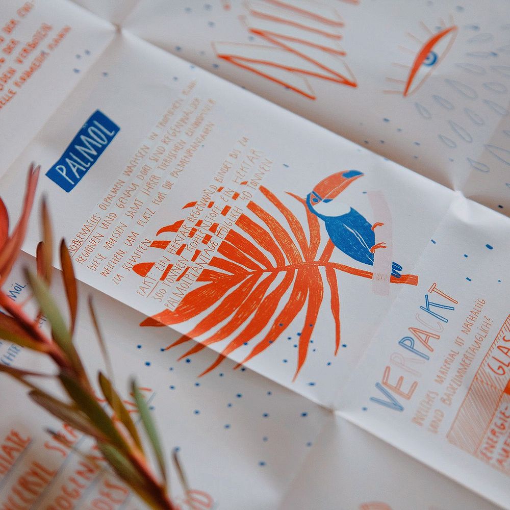 Illustration von einem bunten Vogel auf einem roten Blatt, umgeben von Text über Palmöl und verpackte Produkte.