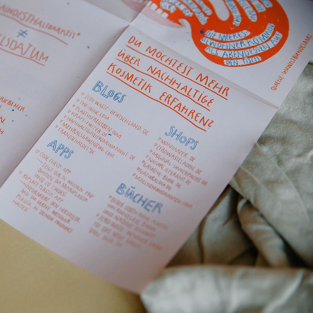 Faltblatt mit Informationen über nachhaltige Kosmetik, einschließlich Blogs, Shops, Apps und Büchertipps in handgeschriebenem Stil.
