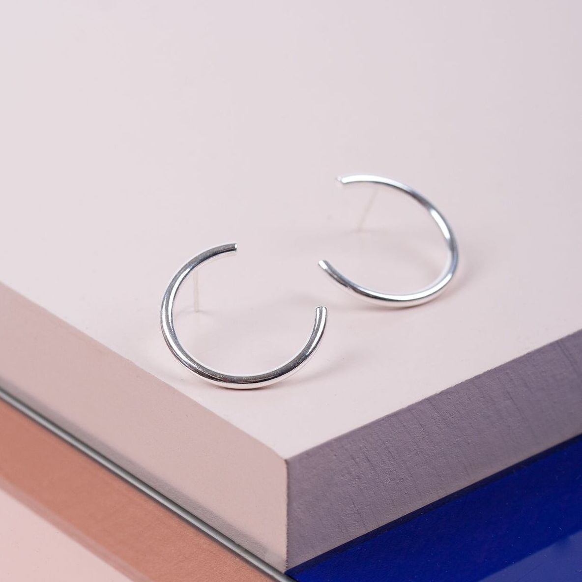 Jukserei "C" Ear Ohrstecker silber