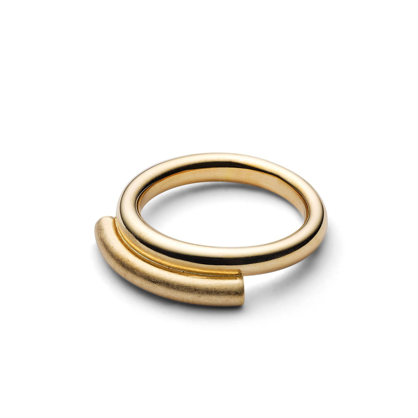 Goldener Ring mit abstraktem, geschwungenem Design auf weißem Hintergrund.