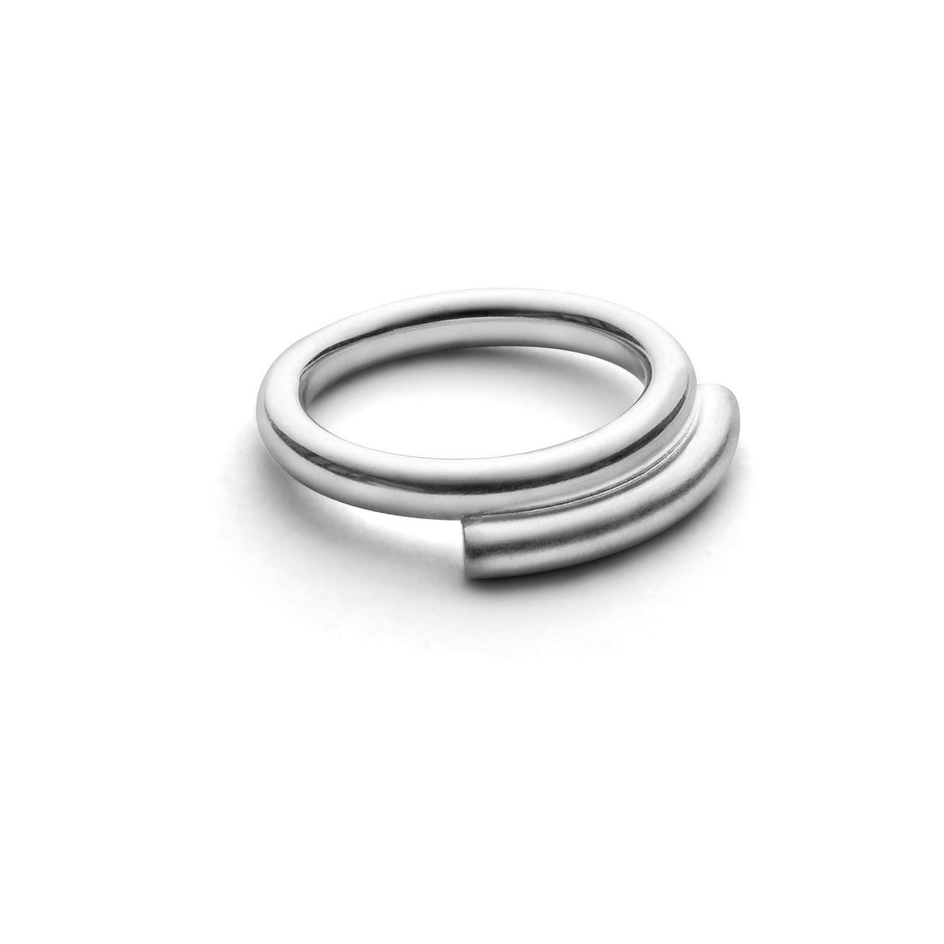 Silberner, minimalistischer Ring mit asymmetrischem Design auf weißem Hintergrund.