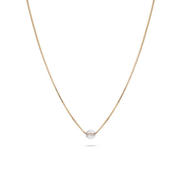 Goldene Halskette mit einer einzelnen kleinen Perle in der Mitte.