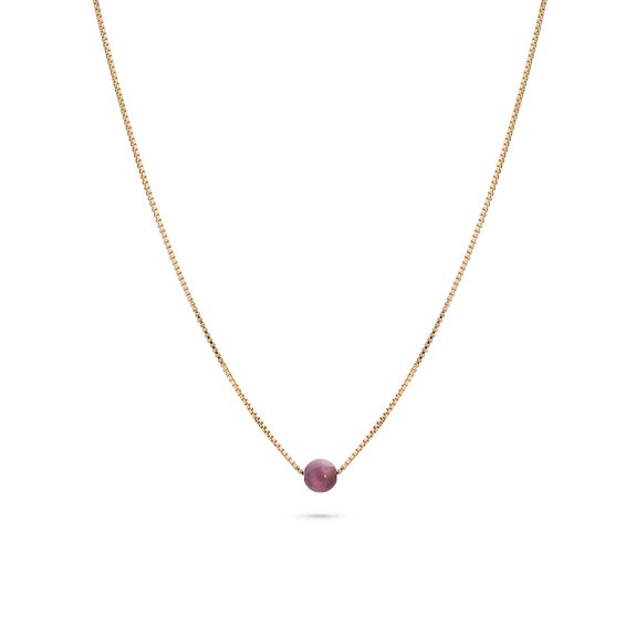 Goldene Halskette mit einer einzelnen, kleinen, lila Perle in der Mitte.