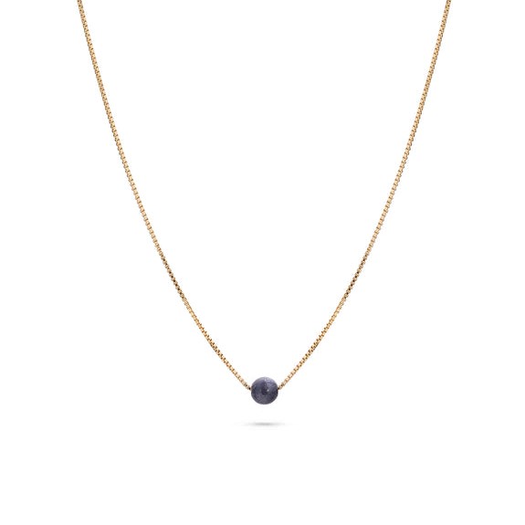 Goldene Halskette mit einem kleinen, violetten Stein-Anhänger in der Mitte auf weißem Hintergrund.