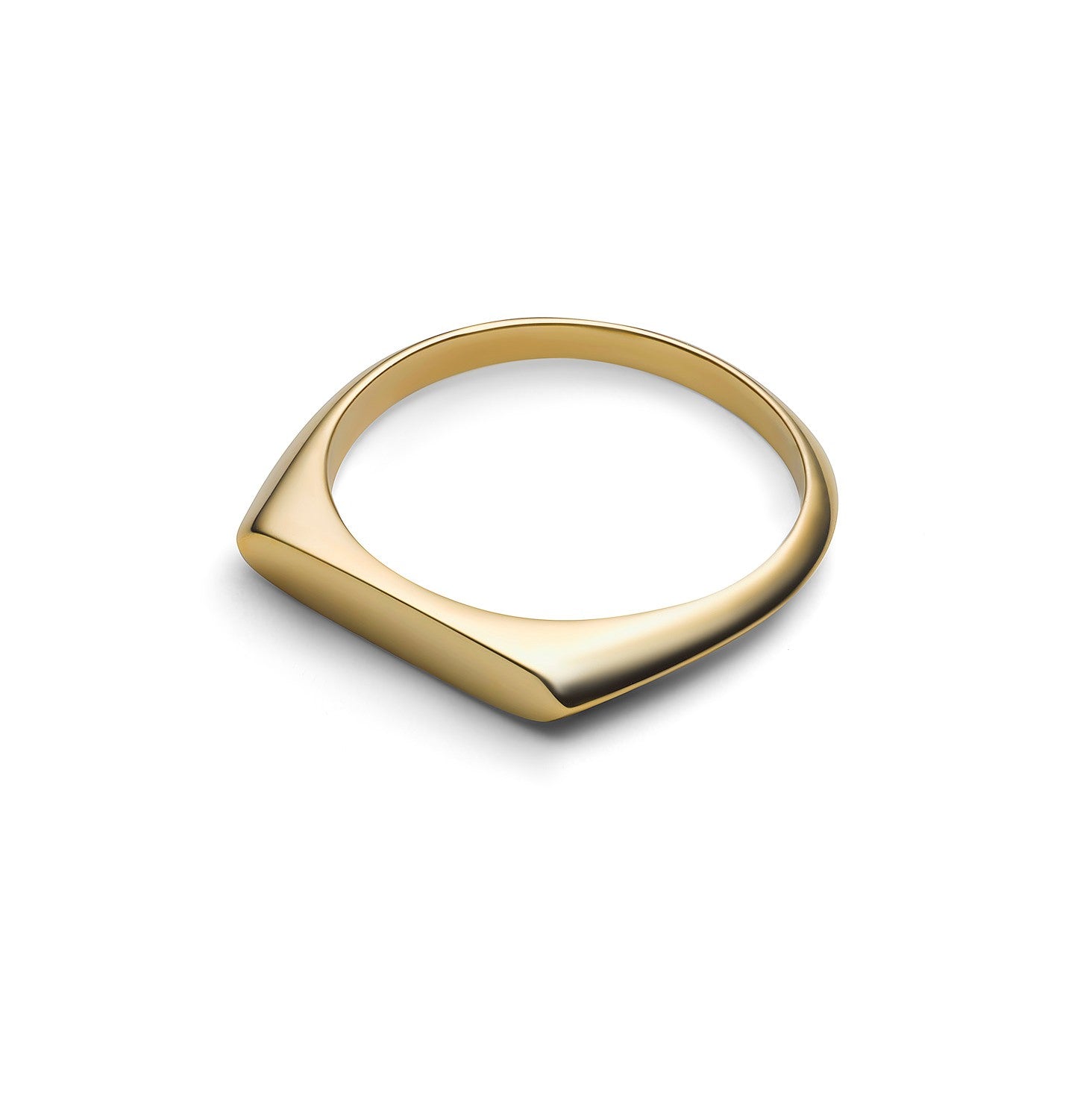 Ein goldener, quadratischer Ring mit schlichter Form liegt auf einem weißen Hintergrund.