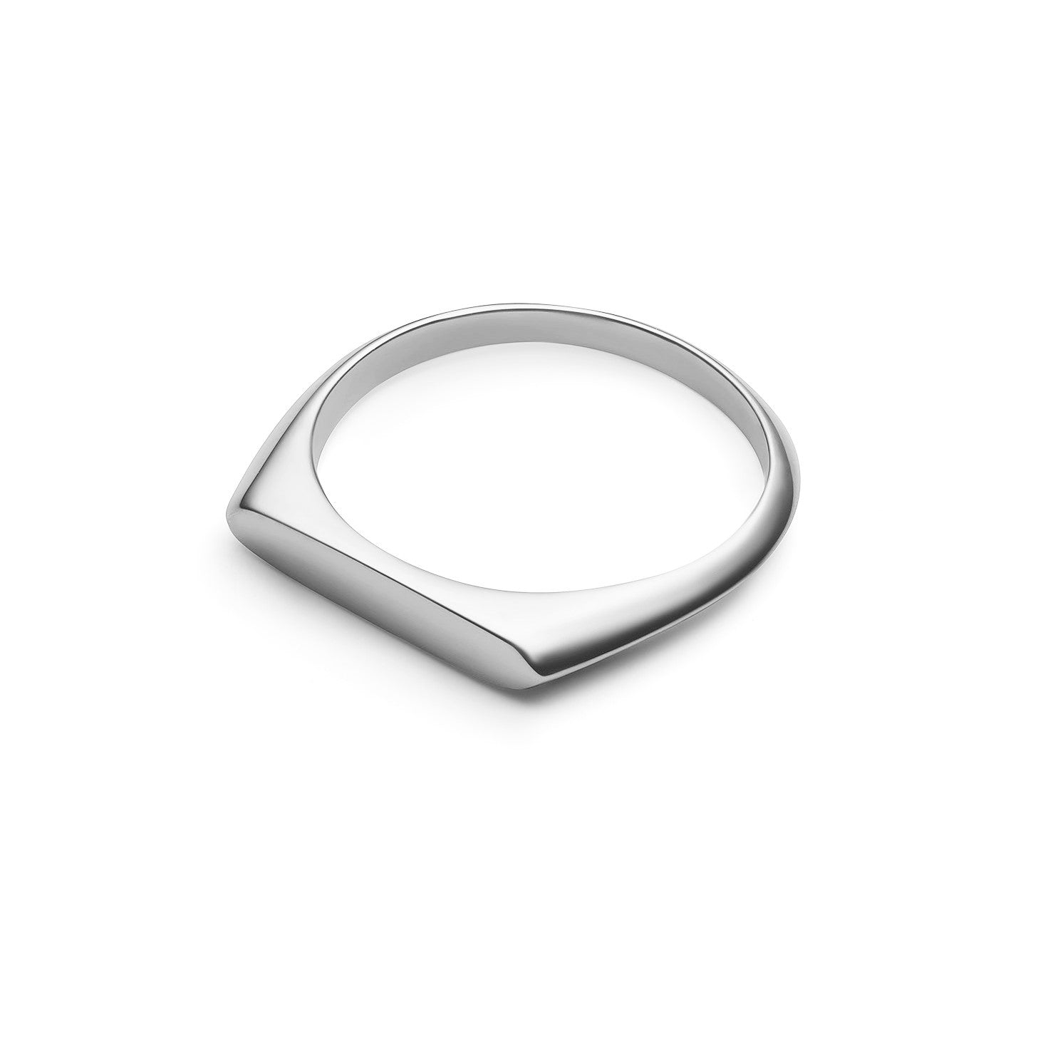 Ein einfacher, silberner, geometrisch geformter Ring auf weißem Hintergrund.