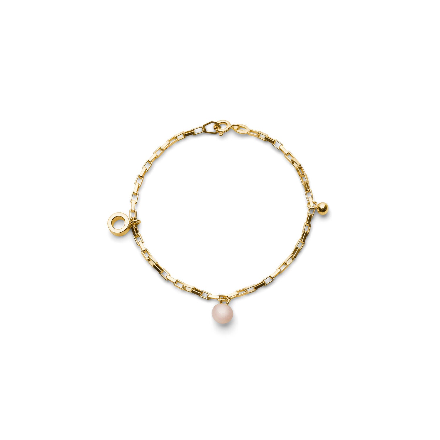 Goldenes Armband mit Kettengliedern und einer rosa Perlen-Anhänger auf weißem Hintergrund.