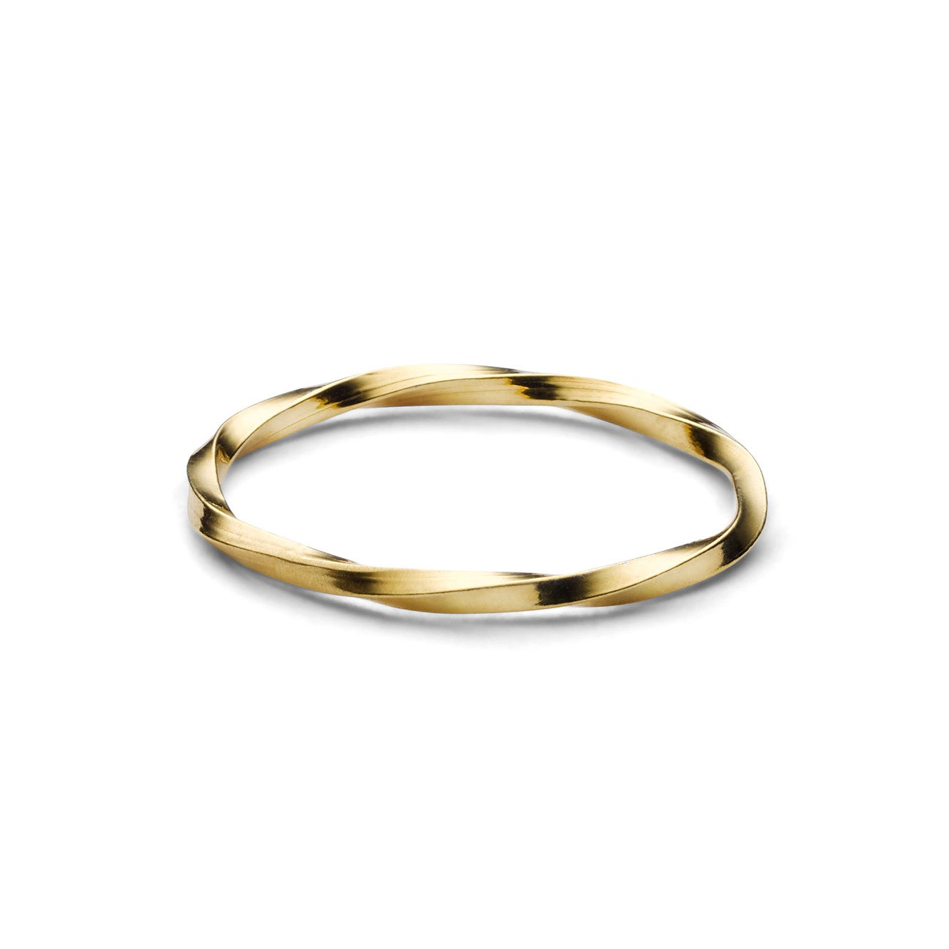 Ein gedrehter Goldring auf weißem Hintergrund.