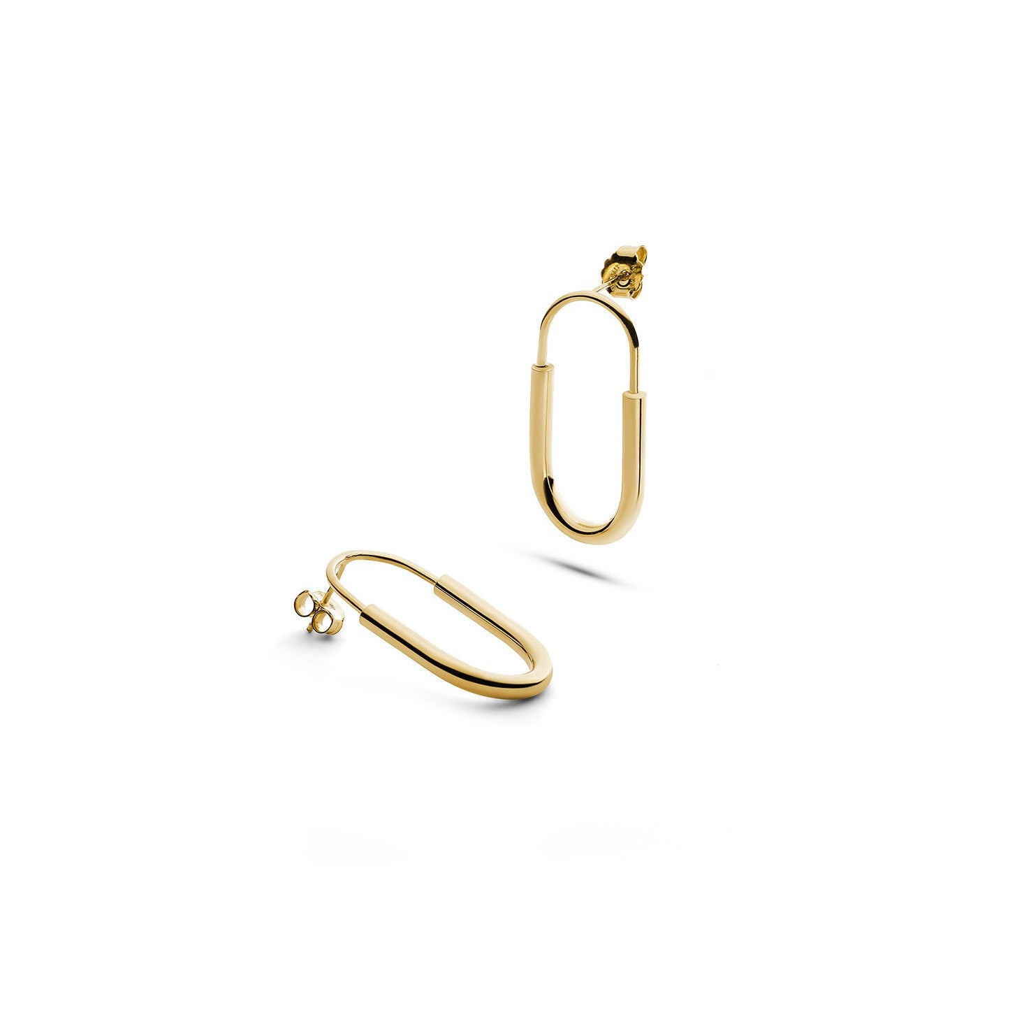 Goldene, ovale Ohrringe mit glatter Oberfläche und Verschluss, freigestellt auf weißem Hintergrund.